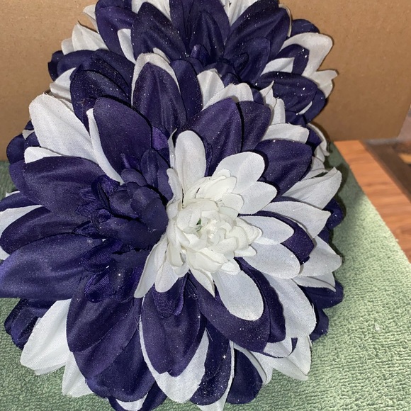 Beautiful hand made flowers. - Picture 6 of 9